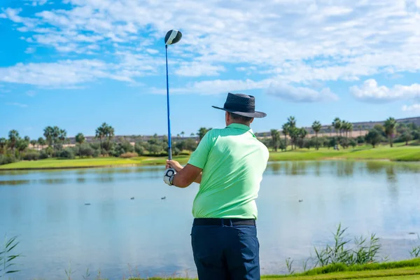 Mann Spielt Golf Einem See Und Beobachtet Den Ballstart — Stockfoto