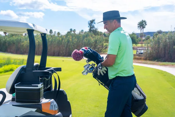 Hombre Jugando Golf Recogiendo Club Después Liberación Bolsa Del Club — Foto de Stock