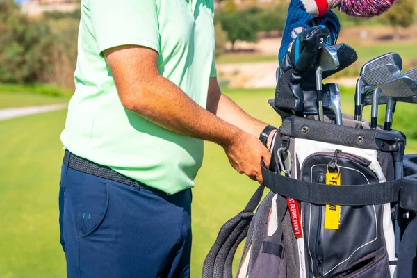 Mann Spielt Golf Nimmt Schlägertasche Und Legt Sie Den Buggy — Stockfoto