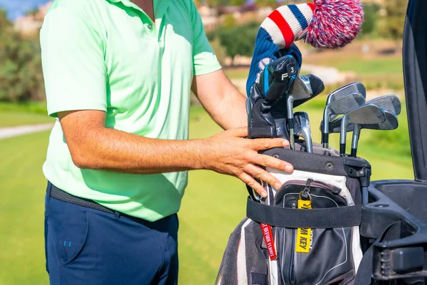 Mann Spielt Golf Nimmt Schlägertasche Und Legt Sie Den Buggy — Stockfoto