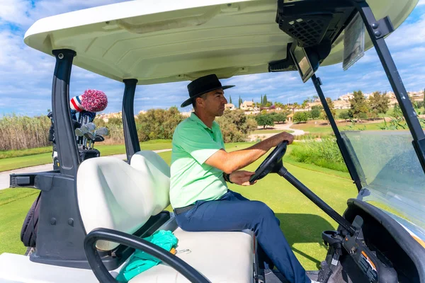 Muž Hraje Golf Autě Buggy Startu Míče Vedle Jezera — Stock fotografie