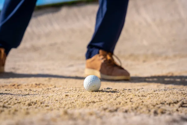 打高尔夫球的人的脚的细部 在地堡里用推杆击球 — 图库照片
