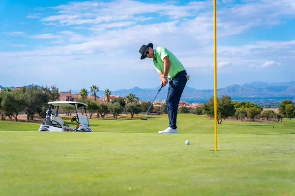 Muž Hraje Golf Dává Míč Jamky Zelené Putter — Stock fotografie