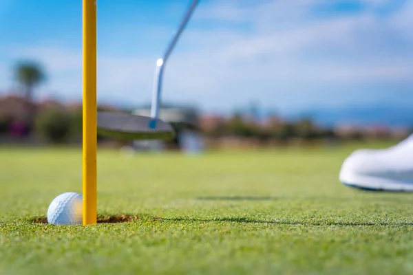 Detalhe Homem Jogando Golfe Colocando Bola Buraco Verde Com Putter — Fotografia de Stock