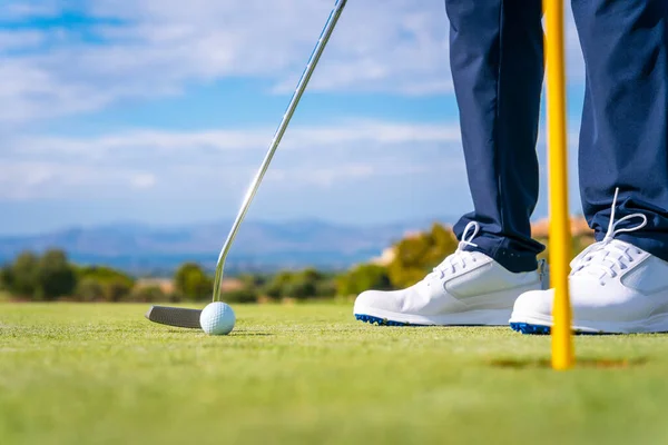 Poner Pelota Agujero Green Con Putter Hombre Jugando Golf — Foto de Stock