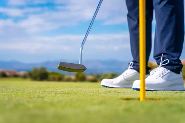 Schlägt Mit Dem Putter Auf Das Grün Der Ball Loch — Stockfoto