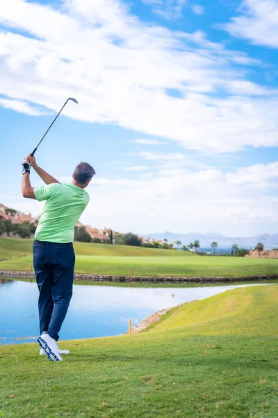 Homem Jogando Golfe Clube Golfe Perto Lago Batendo Bola — Fotografia de Stock