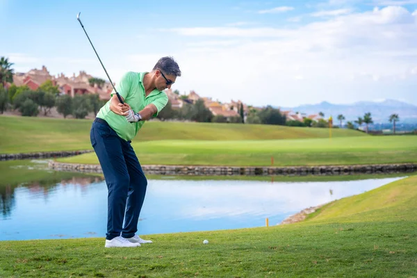 Muž Hraje Golf Golfovém Klubu Jezera Bít Míč Železem Nebo — Stock fotografie