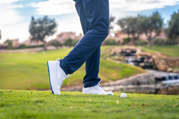 Golf Spielen Einem Golfclub See Den Ball Mit Dem Eisen — Stockfoto