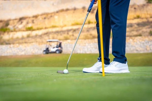 在绿地高尔夫俱乐部打高尔夫球 在球洞附近用推杆和旗子击球 — 图库照片