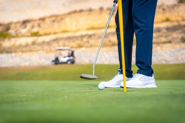 Hrát Golf Golfovém Klubu Zelené Bít Míč Putter Blízkosti Jamky — Stock fotografie