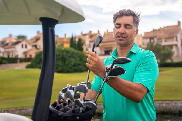 Hombre Caucásico Jugando Golf Club Golf Comprobando Palos Golf Buggy — Foto de Stock