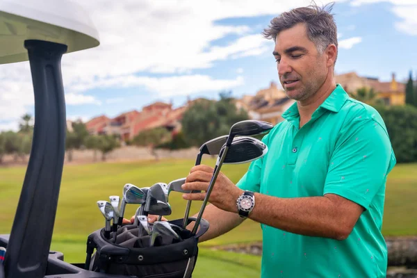 Muž Hraje Golf Golfovém Klubu Kontrola Golfových Holí Před Odpalem — Stock fotografie