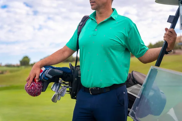 Portrét Bělocha Hrajícího Golf Kočárku — Stock fotografie