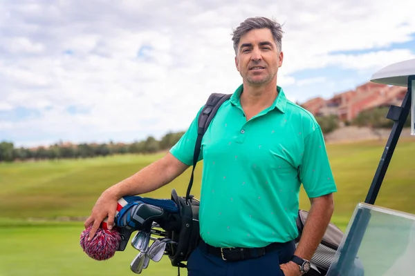 Porträt Eines Kaukasischen Mannes Beim Golfspielen Buggy — Stockfoto