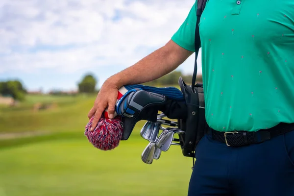 Ein Professioneller Golfspieler Mit Der Tasche Voller Schläger Die Bereit — Stockfoto