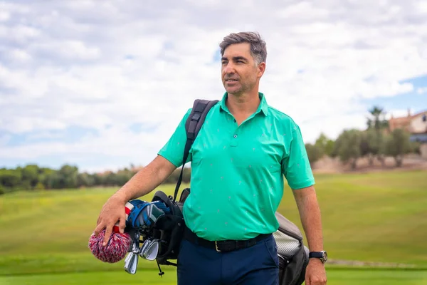 Ein Professioneller Golfspieler Auf Einem Golfplatz Der Auf Den Abschlag — Stockfoto