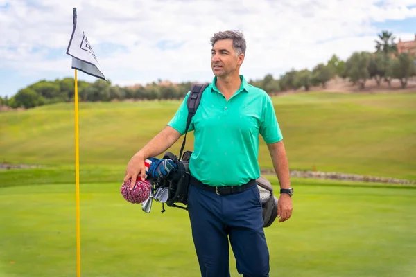 Profesjonalny Golfista Polu Golfowym Obok Flagi Zielonym — Zdjęcie stockowe