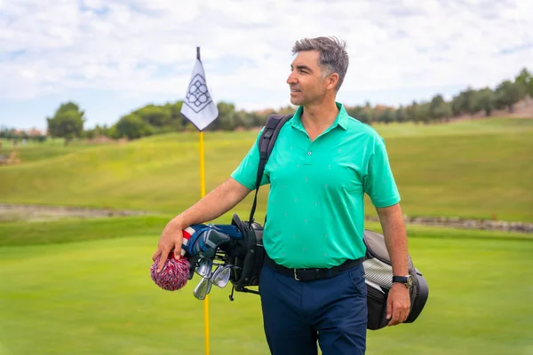 Ein Professioneller Kaukasischer Golfspieler Auf Einem Golfplatz Neben Der Flagge — Stockfoto