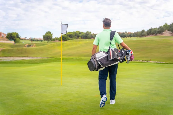 Retrato Golfista Masculino Caminando Por Calle Llevando Bolsas Jugando Golf —  Fotos de Stock