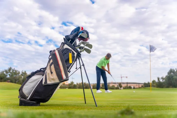 Kaukaski Zawodowy Golfista Zielono Przygotowuje Się Strzału Obok Toru Wodnego — Zdjęcie stockowe