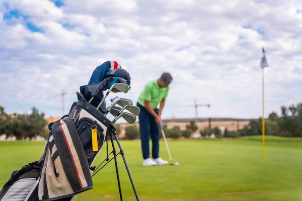 Jugador Golf Profesional Caucásico Green Preparándose Para Tiro Lado Las — Foto de Stock