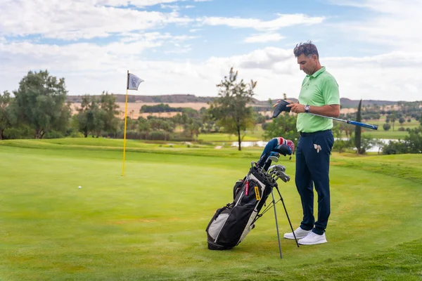 Kaukasischer Golfprofi Auf Dem Grün Bereitet Sich Auf Den Schlag — Stockfoto