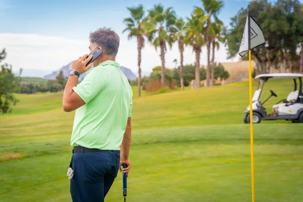Mladý Podnikatel Hraje Golf Zvedá Pracovní Hovor Telefonem Klubu — Stock fotografie