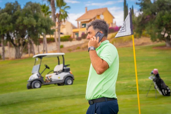 Empresario Jugando Golf Respondiendo Una Llamada Trabajo Con Teléfono Desde — Foto de Stock