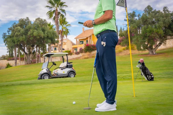 Geschäftsmann Spielt Golf Und Schreibt Eine Mail Mit Dem Telefon — Stockfoto