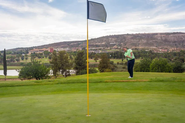 Ein Golfspieler Schlägt Den Ball Auf Das Grün — Stockfoto