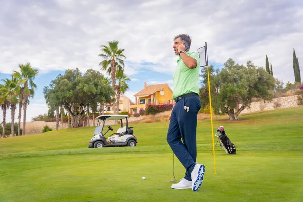 Geschäftsmann Spielt Golf Und Telefoniert Für Den Arbeitsnotfall — Stockfoto