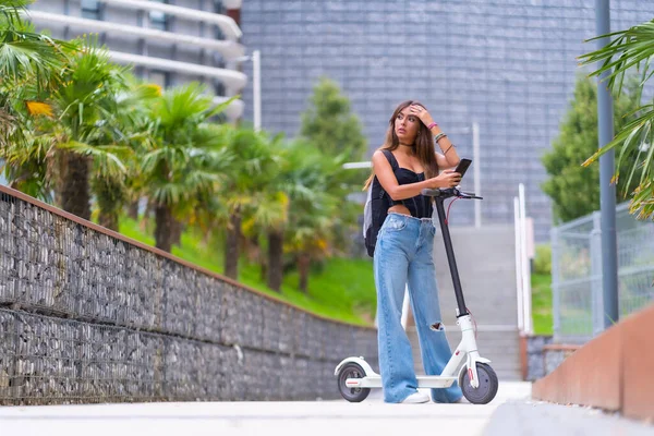 Mladá Žena Městě Elektrickým Skútrem Udržitelná Doprava — Stock fotografie