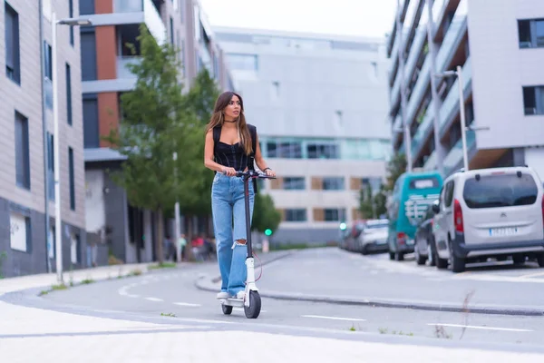 Egy Fiatal Barna Mozog Városban Egy Elektromos Robogóval Végig Kerékpárúton — Stock Fotó