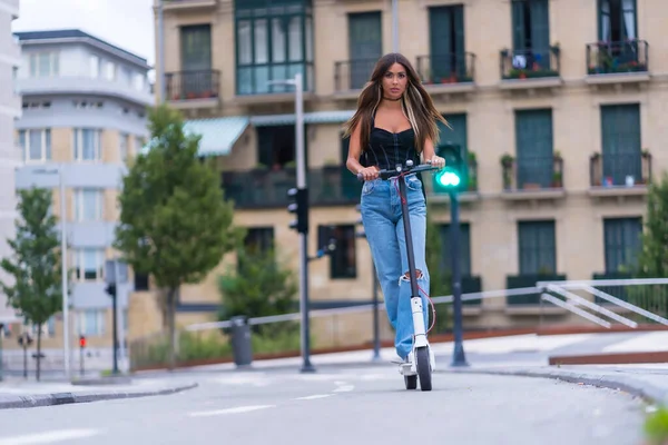 Une Jeune Femme Brune Déplaçant Ville Avec Scooter Électrique Long — Photo