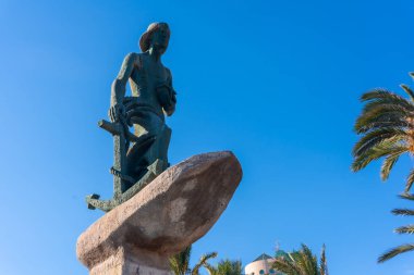 Torrevieja, Alicante 'deki Paseo Juan Aparicio' daki Deniz Adamı heykelinin ayrıntıları.