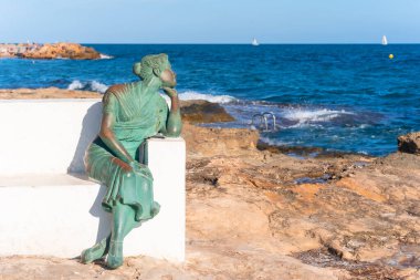Torrevieja 'daki Paseo Juan Aparicio' da denize bakan kadının heykeli, Alicante.