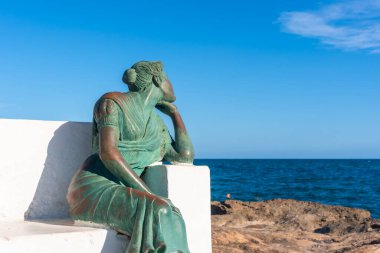 Torrevieja, Alicante 'deki Paseo Juan Aparicio' da denize bakan kadının heykeli.
