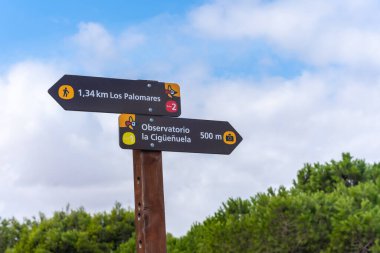 Torrevieja, Alicante 'deki La Mata Doğal Parkı' ndaki gölün yanındaki patika işaretleri