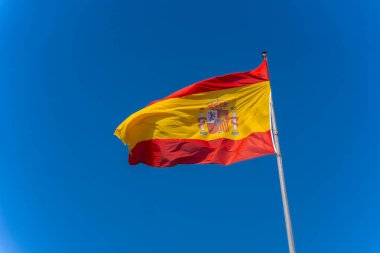 İspanyol bayrağı, vatanseverliğin sembolü. Rüzgâr tarafından tutulan kırmızı ve sarı ulusal sembol.