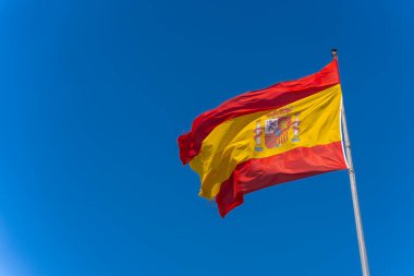İspanyol bayrağı, vatanseverliğin sembolü. Rüzgâr tarafından tutulan kırmızı ve sarı ulusal sembol.