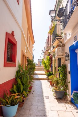 Alicante, Akdeniz 'deki Santa Cruz mahallesindeki güzel evler. Valencia