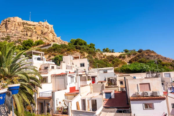 Kauniita Valkoisia Taloja Santa Cruzin Alueella Alicantessa Castillo Santa Barbarassa — kuvapankkivalokuva