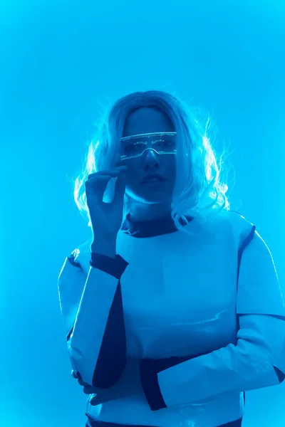 Jeune Femme Avec Costume Futuriste Lunettes Avec Lumières Led Bleues — Photo