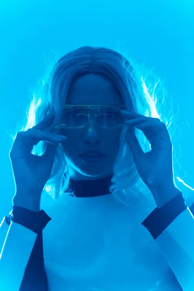 Young Woman Futuristic Suit Glasses Blue Led Lights Virtual Metaverse — ストック写真
