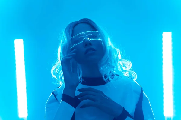 Kobieta Futurystycznym Garniturze Okularach Niebieskimi Światłami Wirtualna Lub Metawertyczna Koncepcja — Zdjęcie stockowe