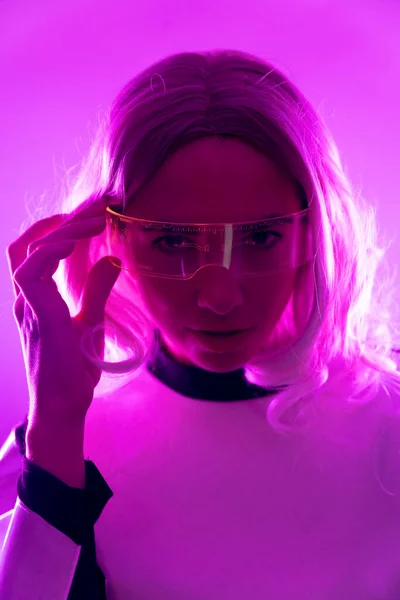 Woman Futuristic Suit Glasses Pink Lights Virtual Metaverse Concept — ストック写真