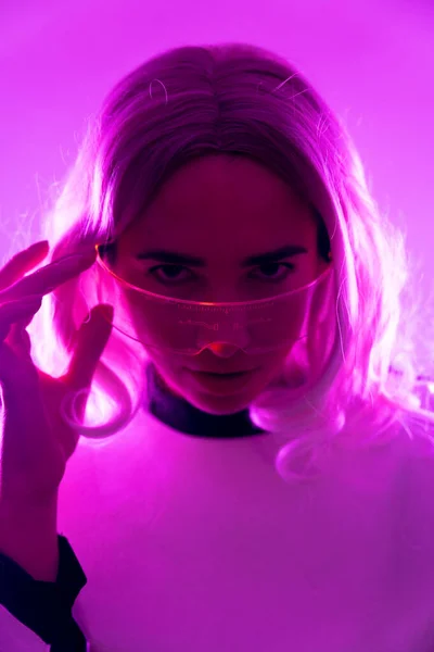 Kobieta Futurystycznym Garniturze Okularach Różowymi Światłami Wirtualna Lub Metawertyczna Koncepcja — Zdjęcie stockowe