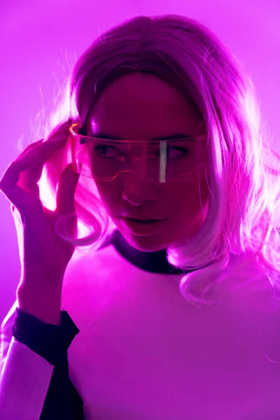 Kvinne Futuristisk Dress Briller Med Rosa Lys Virtuell Eller Metavers – stockfoto