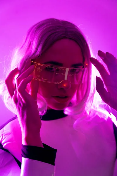 Kobieta Garniturze Futurystyczne Okulary Różowymi Światłami Wirtualna Lub Metawertyczna Koncepcja — Zdjęcie stockowe